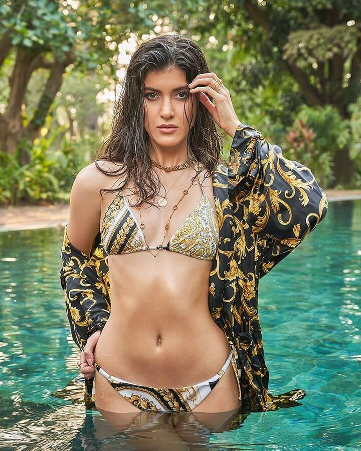 आखिरकार जिस घड़ी का इंतज़ार काफी समय से फैंस कर रहे थे वो आ गई है. शनाया कपूर बॉलीवुड में एंट्री करने जा रही हैं और उन्हें लॉन्च करेंगे करण जौहर. जो पहले भी कई बार नया टैलेंट बॉलीवुड को दे चुके हैं. (Photo Credit - Instagram)