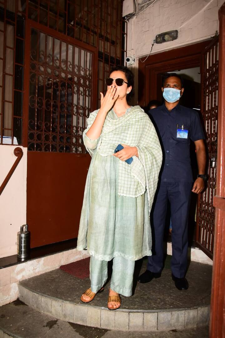 कंगना इस दौरान सूट सलवार में दिखीं. 