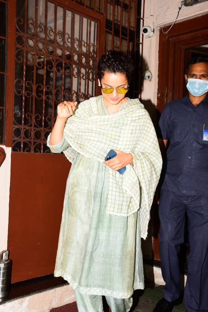 ट्रेडिशनल हो या फिर वेस्टर्न कंगना हर ड्रेस में बहुत ही खूबसूरत दिखाई देती हैं.