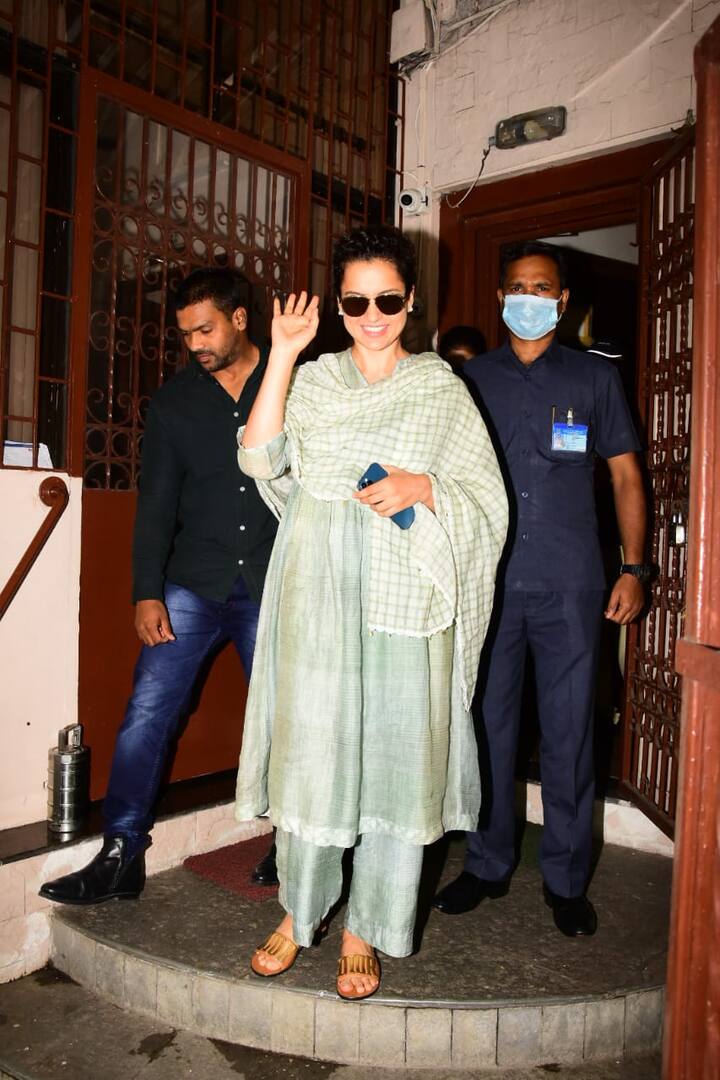 ती हैं. आज जब डबिंग के बाद कंगना निकलीं तो पैपराजी को उन्होंने कुछ इस अंदाज में पोज दिया.