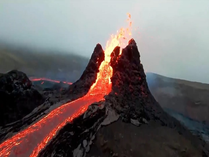iceland volcano eruption fagradalsfjall reykjavik आइसलैंड: 800 साल से शांत पड़े ज्वालामुखी में विस्फोट, 32 KM दूर से भी दिख रहा लावा