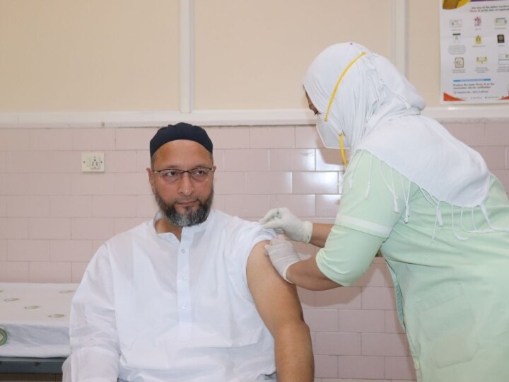 Asaduddin Owaisi takes his first dose of the Coronavirus vaccine असदुद्दीन ओवैसी ने पत्नी के साथ ली कोरोना की वैक्सीन, लोगों से की ये खास अपील