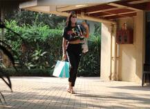 करीना कपूर के घर के बाहर स्पॉट हुईं सारा अली खान, देखें तस्वीरें