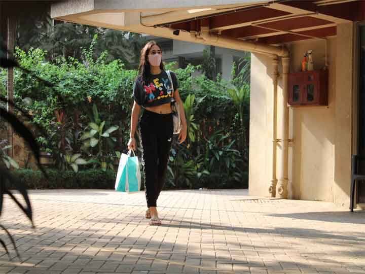 गौरतलब है कि सारा अली खान अमृता सिंह और सैफ अली खान की बेटी हैं. सैफ और अमृता का तलाक 2004 में हुआ था. सैफ ने 2012 में करीना से शादी की थी. 