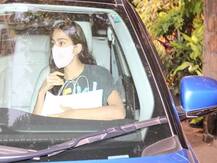 करीना कपूर के घर के बाहर स्पॉट हुईं सारा अली खान, देखें तस्वीरें