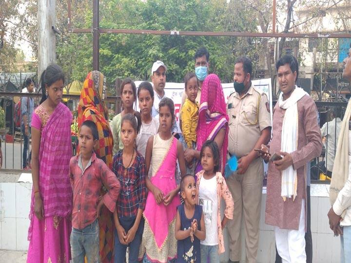 पुणे में बंधक बनाकर रखे गये बांदा के 14 मजदूर, प्रशासन की सक्रियता के बाद छुड़वाये गये Banda Hostage Labour in Pune freed by DM Efforts ann पुणे में बंधक बनाकर रखे गये बांदा के 14 मजदूर, प्रशासन की सक्रियता के बाद छुड़वाये गये