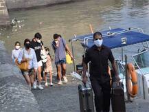 IN PICS: 'गेट वे ऑफ इंडिया' के पास नजर आईं ट्विंकल खन्ना, साथ में दिखे दोनों बच्चे