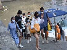 IN PICS: 'गेट वे ऑफ इंडिया' के पास नजर आईं ट्विंकल खन्ना, साथ में दिखे दोनों बच्चे