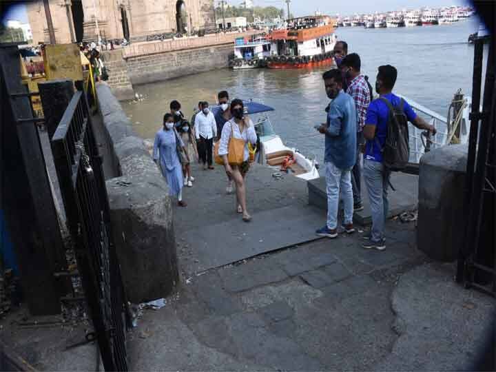  ट्विंकल खन्ना लंबे समय से फिल्मों से दूर हैं. हालांकि वह सोशल मीडिया पर बहुत एक्टिव हैं जहां उनकी जबरदस्त फैन फॉलोइंग हैं. 