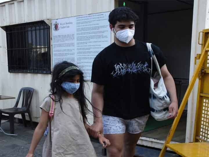 सोशल मीडिया पर ट्विंकल न सिर्फ अपनी तस्वीरें और वीडियो शेयर करती हैं. बल्कि विभिन्न मुद्दों पर अपनी राय खुलकर भी जाहिर करती हैं. कई बार उनकी कही बातें मीडिया की सुर्खियां बन जाती हैं.