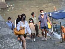 IN PICS: 'गेट वे ऑफ इंडिया' के पास नजर आईं ट्विंकल खन्ना, साथ में दिखे दोनों बच्चे