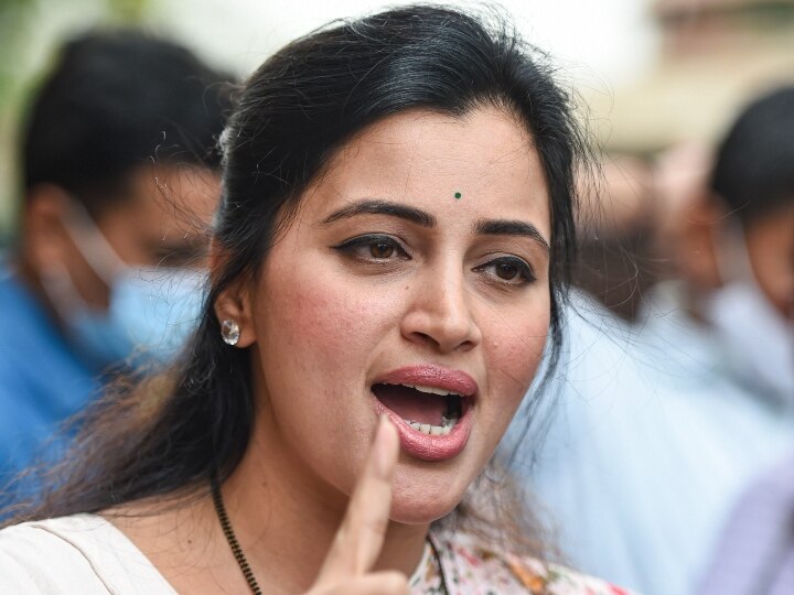 Navneet Rana writes to Lok Sabha Speaker alleging that Shiv Sena MP Arvind Sawant threatened her महिला सांसद का दावा- शिवसेना के MP ने धमकी देते हुए कहा 'तू महाराष्ट्र में कैसे घूमती है मैं...'
