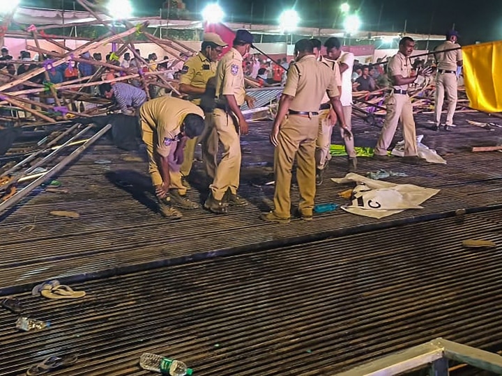 पुलिस ने कहा कि लकड़ी और अन्य चीजों से बनी यह गैलरी कमजोर निर्माण के कारण गिर गयी. उन्होंने कहा कि दुर्घटना के सही कारणों के बारे में जांच के बाद ही पता चलेगा.