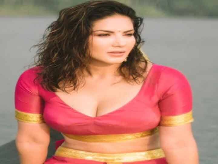 Sunny Leone की तस्वीरें केरल की थीं. एक्ट्रेस ने अपनी सभी फोटोज को शेयर करने के साथ कैप्शन में लिखा कि, ‘भगवान के अपने देश के साथ मुझे इस देश से प्यार हो गया है.’