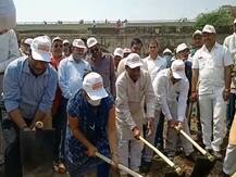 जालौन: विश्व जल दिवस के मौके पर विलुप्त होती नदी के संरक्षण का काम शुरू, डीएम और विधायक ने किया श्रमदान