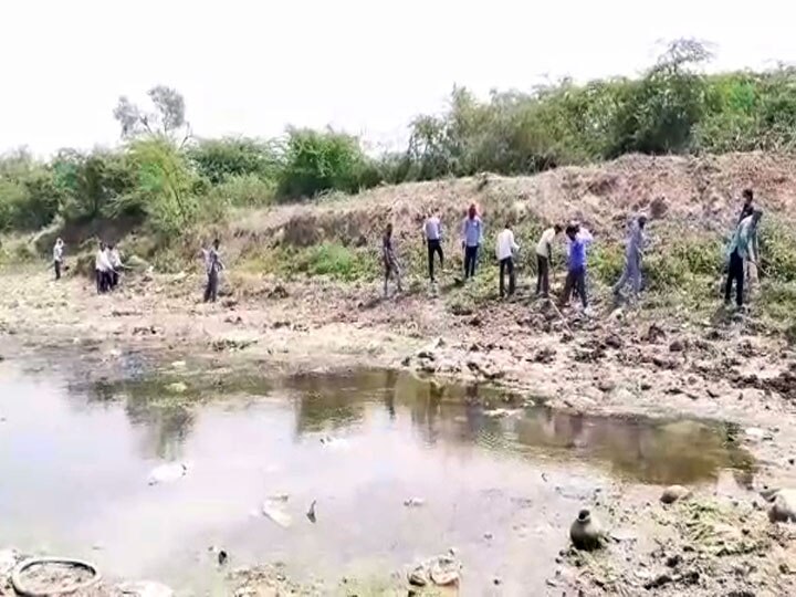 जालौन: विश्व जल दिवस के मौके पर विलुप्त होती नदी के संरक्षण का काम शुरू, डीएम और विधायक ने किया श्रमदान