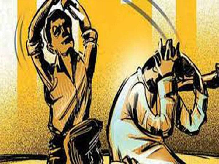 मेरठ: एसएसपी ऑफिस के बाहर दो पक्षों में मारपीट और हंगामा, दहेज उत्पीड़न को लेकर हुआ बवाल Outside SSP office in Meerut two sides fight ruckus caused by dowry harassment ann मेरठ: एसएसपी ऑफिस के बाहर दो पक्षों में मारपीट और हंगामा, दहेज उत्पीड़न को लेकर हुआ बवाल