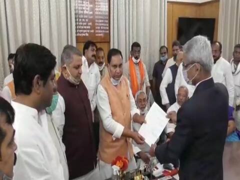 बिहार: विधानसभा उपाध्यक्ष पद के लिए महेश्वर हजारी ने किया नामांकन, CM नीतीश समेत ये नेता रहे मौजूद बिहार: विधानसभा उपाध्यक्ष पद के लिए महेश्वर हजारी ने किया नामांकन, CM नीतीश समेत ये नेता रहे मौजूद