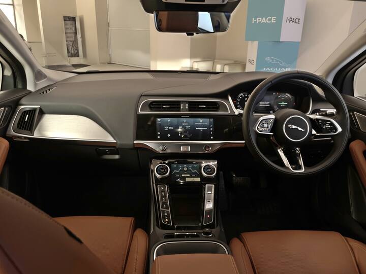 डिजाइन के मामले में Jaguar I-Pace बिल्कुल यूनिक है. इलेक्ट्रिक होने की वजह से इसमें एक बड़ा इंजन नहीं है, इसलिए इसका फ्रंट छोटा है. I-Pace में 2,990mm का व्हीलबेस है जिसकी कुल लंबाई 4,682mm है. कार बहुत अच्छी लग रही है और यहां तक ​​कि फ्लश डोर हैंडल के साथ एक साफ-सुथरी डिजाइन है. स्पेस के लिहाज से इसमें रियर लेगरूम प्लस का 890mm है और इसमें 656 लीटर की लगेज क्षमता है.