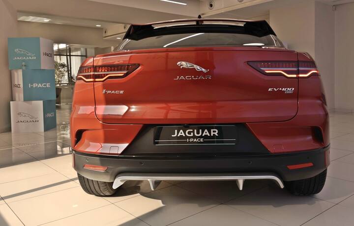 Jaguar I-Pace एक फास्ट एसयूवी है और यह केवल 4.8 सेकंड में 0-100 किमी / घंटा की रफ्तार पकड़ सकती है. रेंज की बात करें तो आई-पेस 480 किमी की रेंज देती है, जबकि आप हमारी सड़कों या यातायात के लिए आसानी से 300 किमी प्लस की रेंज हासिल कर सकते हैं. यह रोज सफर करने वालों के लिए more than enough है साथ ही ये वन वे जर्नी के लिए भी बेहतर है. 