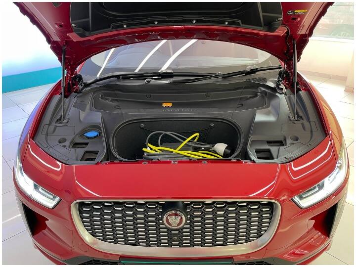 चार्जिंग की बात करें तो इसकी बैटरी महज 40 मिनट में 0-80 फीसदी तक चार्ज हो सकती है. इसमें एक बैटरी प्री-कंडीशनिंग सिस्टम भी दिया गया है जिसका मतलब है कि जब प्लग इन किया जाता है तो जगुआर I-Pace अपनी बैटरी का टैंपरेचर ऑटोमैटिक रूप से बढ़ाएगा. भारत के लिए जगुआर ने अपनी डीलरशिप पर 35 से अधिक चार्जर लगाए हैं. हालांकि महत्वपूर्ण रूप से जगुआर I-Pace के मालिकों के पास देश भर में 200 से अधिक चार्जिंग पॉइंट के साथ Tata Power के EZ चार्ज नेटवर्क तक पहुंच होगी. ये चार्जर मॉल, रेडिडेंशियल कॉम्प्लैक्स और हाईवे पर भी मौजूद हैं. यह आई-पेस के लिए फायदेमंद है और रेंज की दिक्कत को कम करता है.