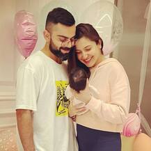 बेटी वामिका के लाइफ में आने के बाद बेहद खुश हैं विराट-अनुष्का, देखिए उनकी ये परफेक्ट फैमिली वाली तस्वीरें