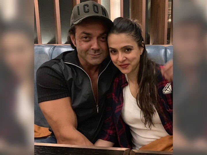 कुछ ऐसी है Bobby Deol की लव स्टोरी, रेस्तरां में दिखी लड़की से हो गया था प्यार, फिर उसी से कर ली शादी