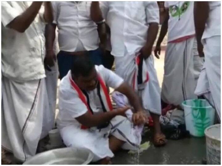 Unique campaign in Tamil Nadu assembly elections AIADMK candidate washed people's clothes तमिलनाडु विधानसभा चुनाव में अनोखा प्रचार, AIADMK प्रत्याशी ने धोए लोगों के कपड़े