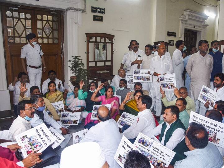 विरोधी दल के विधायक महबूब आलम समेत कई विधायकों का आरोप है कि उनका कुर्ता फाड़ा गया. विधायकों ने आरोप लगाया कि ये सरकार राज नहीं माफिया राज है. सरकार बहस नहीं होने देना चाहती है लेकिन हम लड़ाई लड़ते रहेंगे.