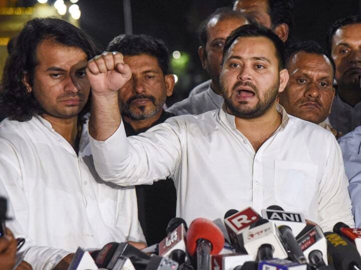 बिहार विधानसभा में मंगलवार को अलग नजारा देखने को मिला. विपक्ष के भारी विरोध के बाद भी 'विशेष सशस्त्र पुलिस विधेयक 2021' पास हो गया है. इस दौरान पुलिस के जवानों ने विपक्षी विधायकों को धक्के देकर बाहर निकाला वहीं विधानसभा में विपक्ष के नेता तेजस्वी यादव ने बिल फाड़कर अध्यक्ष के सामने अपना विरोध जताया.