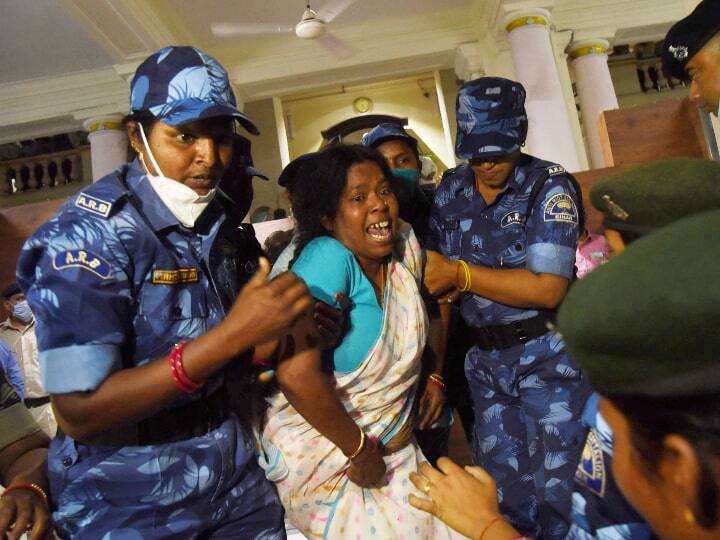 तेजस्वी यादव ने विपक्षी नेताओं के साथ विधानसभा में बदसलूकी का आरोप लगाते हुए कहा- अति पिछड़े समाज से आने वाली हमारी विधायक का बाल खींचा गया. हमारे विधायक को लात जूते से पीटा गया. ये सबकुछ मुख्यंमत्री के निर्देश पर किया गया.