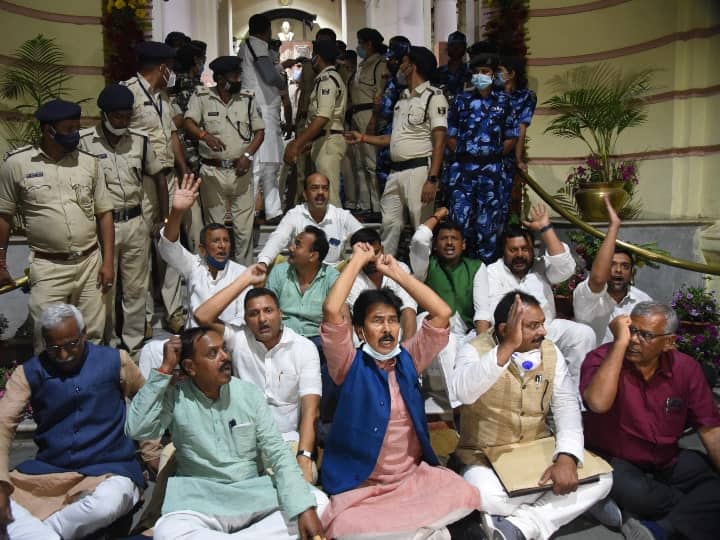 तेजस्वी यादव ने कहा कि इस कानून में लिखा हुआ है कि पुलिस को विश्वास हो जाए तो किसी की गिरफ़्तारी कर सकती है. पुलिस लेकर जाएगी थाने और कहेगी कि आरसीपी टैक्स दो. मजाक बनाया जा रहा है. बहस की बात कर रहे हैं, सीएम को हमने चुनौती दी है.