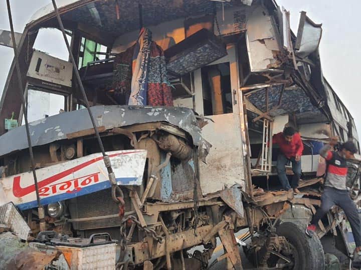 12 people injured in road accident at Agra Lucknow express way ANN बंगाल चुनाव में वोटिंग के लिए जा रहे लोगों की बस लखनऊ एक्सप्रेस-वे पर पलटी, कई लोग घायल