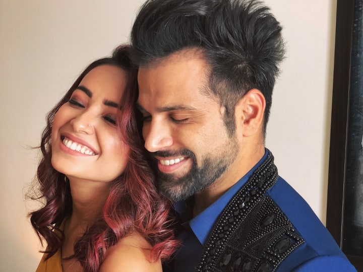 आशा नेगी और रित्विक धनजानी एक समय ऑनस्क्रीन कपल माने जाते थे. हालांकि, रियल लाइफ में भी दोनों के प्यार के चर्चे सुर्खियों में थे. लेकिन उनका रिश्ता ज्यादा दिनों तक नहीं चल सका. लेकिन आज भी वे अच्छे दोस्त हैं.