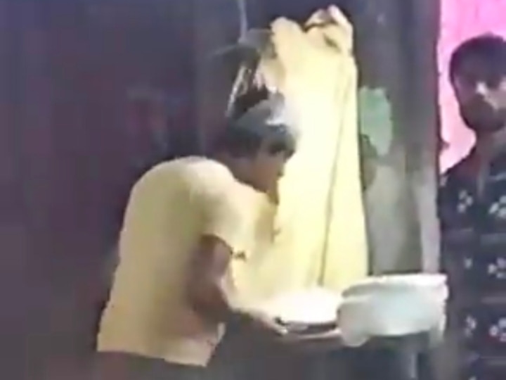 delhi tandoori roti with spit sold know what is the story ANN दिल्लीः 'थूक वाली तंदूरी रोटी' का एक और वीडियो हुआ वायरल, पुलिस ने आरोपी को किया गिरफ्तार