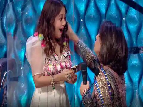Neetu Singh ने Neha Kakkar को दिया ‘शगुन का लिफाफा’, देखें वीडियो Neetu Singh ने Neha Kakkar को दिया ‘शगुन का लिफाफा’, देखें वीडियो