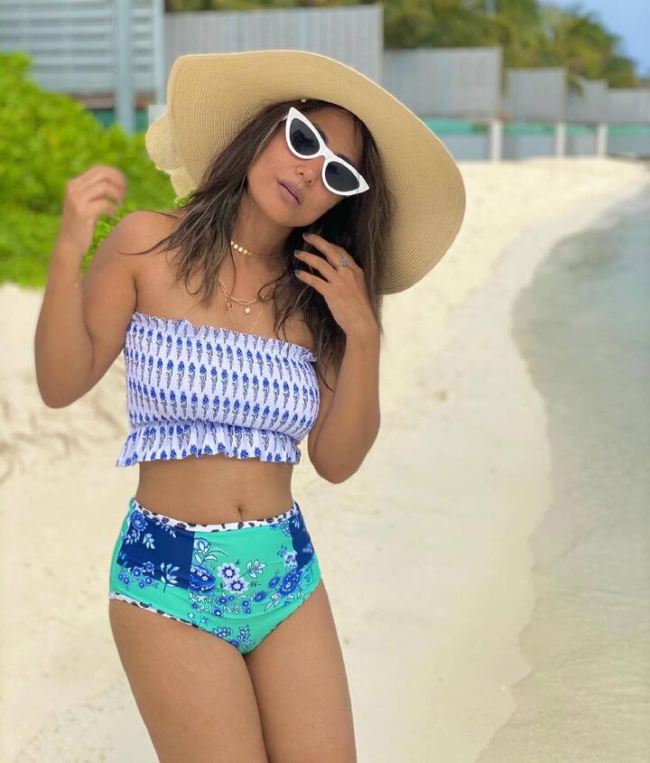  हिना खान (Hina Khan) की फैन फॉलोइंग टीवी शो 'ये रिश्ता क्या कहलाता है' से बढ़ना शुरु हुई लेकिन उनकी उससे भी ज्यादा लोकप्रियता तब बढ़ने लगी जब उन्होंने सलमान खान के शो बिग बॉस 11 में भाग लिया था. हिना खान अपनी बात को सामने रखने में हमेशा आगे दिखाई देती हैं. हाल ही में उन्होंने अपने इंस्टाग्राम पर बिकिनी में कुछ नई फोटो शेयर की है जिसकी वजह से वो सोशल मीडिया पर ट्रोल होती दिखाई दे रही हैं. 