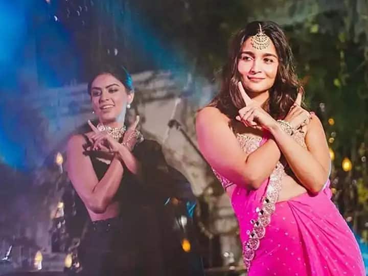   आलिया भट्ट फोटो में उनकी बेस्ट फ्रेंड रिया की शादी के संगीत कार्यक्रम में शामिल होती दिख रही हैं. वह अपनी दोस्त के हाथों में लगी मेंहदी को निहारती हुई दिख रही हैं. इस शादी समारोह में आलिया का जो लुक था वो वायरल हो रहा है. आलिया अपनी बेस्ट फ्रेंड की संगीत सेरेमनी में जमकर मस्ती करते हुए दिखाई दे रही हैं. 