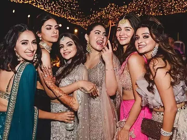 वर्क फ्रंट की बात करें तो जल्द ही आलिया भट्ट और रणबीर कपूर अपनी आने वाली फिल्म ब्रह्मास्त्र में दिखाई देंगे. आपको बता दें, आलिया भट्ट और रणबीर कपूर पहली बार साथ काम करते नजर आएंगे. फिल्म गंगूबाई काठियावाड़ी के ट्रेलर में आलिया भट्ट का लुक दमदार दिखाई दिया. फिल्म का निर्देशन संजय लीला भंसाली ने किया है.