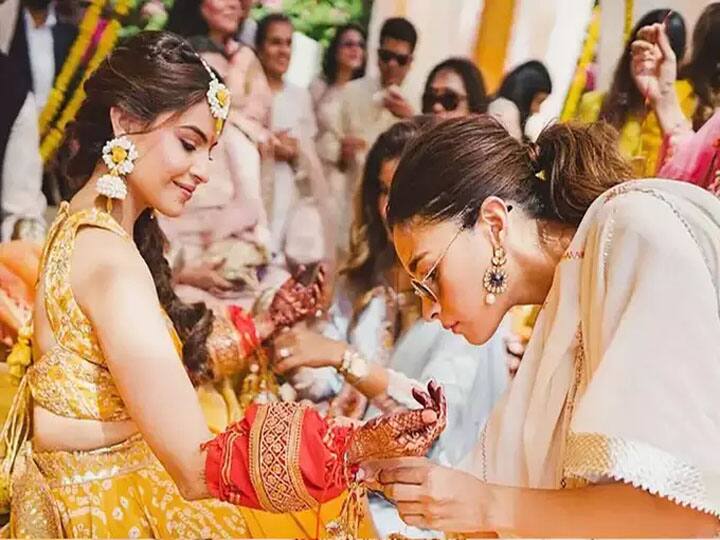  आलिया भट्ट और उनकी बेस्ट फ्रेंड की शादी की कुछ फोटो सोशल मीडिया पर सामने आई है. जिसमें वो बेहद ही खूबसूरत दिखाई दे रही हैं. दरसअल आलिया अपनी बेस्ट फ्रेंड रिया की शादी अटेंड करने गई थीं.