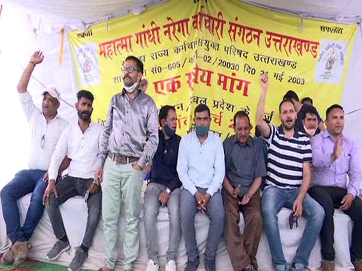 MNREGA workers sitting on indefinite strike in Dehradun ann देहरादूनः अनिश्चितकालीन हड़ताल पर मनरेगा कर्मी, समायोजन के साथ नियमित किए जाने की मांग