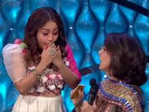 Indian Idol-12: नीतू कपूर ने नेहा कक्कड़ को दिया शगुन का तोहफा, सिंगर ने इमोशनल होकर छू लिए पैर