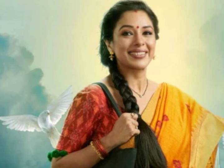 दूसरे नंबर पर टीवी के पॉपुलर शो 'अनुपमा' में अनुपमा का किरदार, जिसे रूपाली गांगुली निभाती हैं. रूपाली ने काफी लंबे वक्त के बाद इस सीरियल से कमबैक किया है.