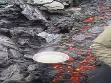 Viral: ज्वालामुखी के लावे पर शख्स ने पकाए अंडे, इंटरनेट पर वायरल हुआ वीडियो