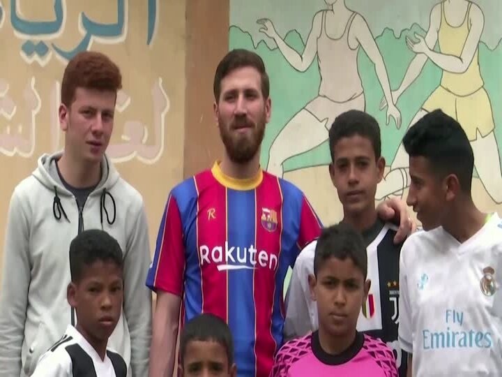 Children were happy to see Lionel Messi's face in an orphanage, children played football with a gunfight. फुटबॉलर मेसी के हमशक्ल को देख खुश हुए अनाथालय के बच्चे, सेल्फी खिंचवायी, फुटबॉल खेल