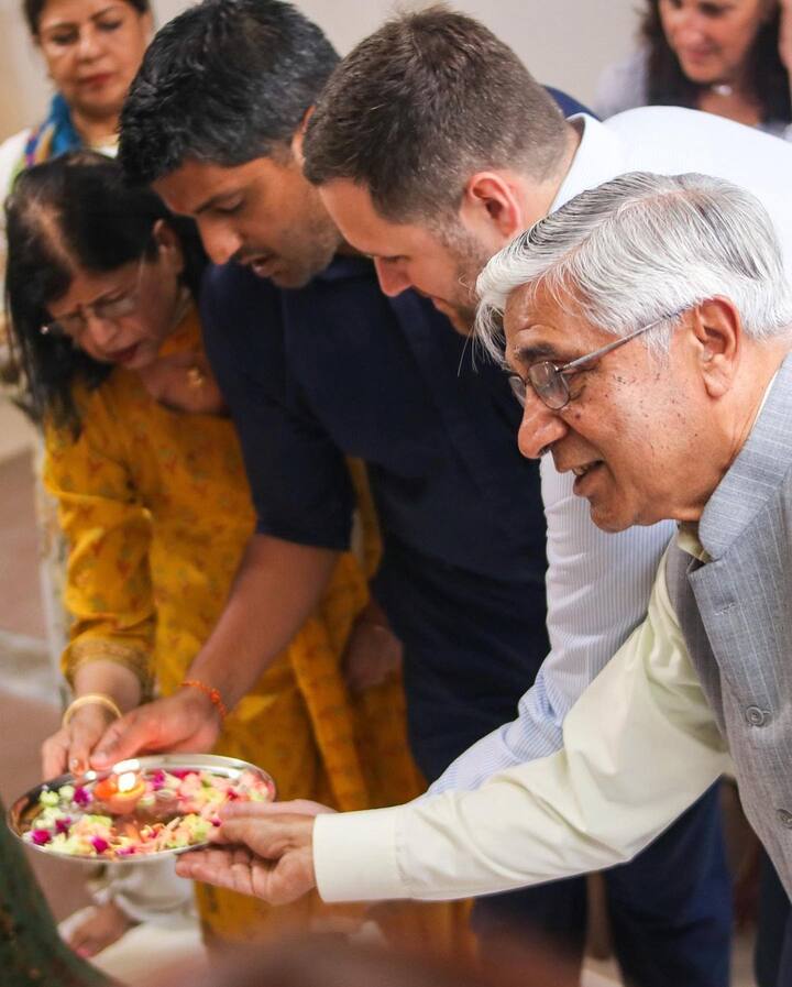 प्रियंका के नए रेस्त्रां 'sona' की जल्द ही ओपनिंग होने वाली है. इस रेस्त्रां में इंडियन फ़ूड सर्व किया जाएगा.