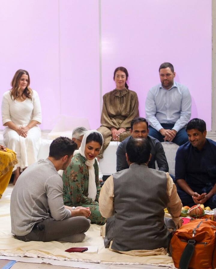 इस तस्वीर में प्रियंका और उनके करीबी लोग रेस्त्रां के अंदर पूजा करते दिखाई दिए. इस दौरान निक जोनस भी साथ बैठे दिखाई दिए. 