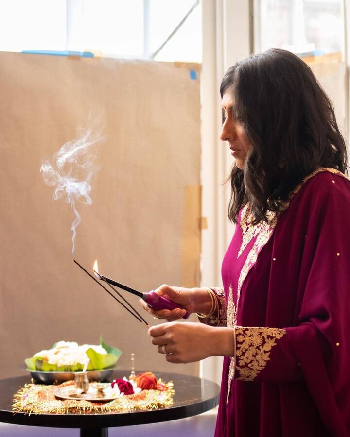 नए रेस्त्रां की शुरूआत करने के लिए प्रियंका और उनके करीबियों ने भारतीय  रीति रिवाजों के तहत ही पूजा अर्चना की.