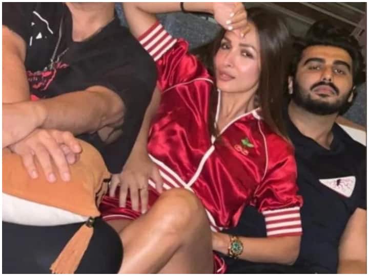 पार्टी में खूब मस्ती हुई. सोशल मीडिया पर मलाइका की अर्जुन कपूर के साथ एक रोमांटिक तस्वीर भी सामने आई है जिसकी आज खूब चर्चा हो रही है.