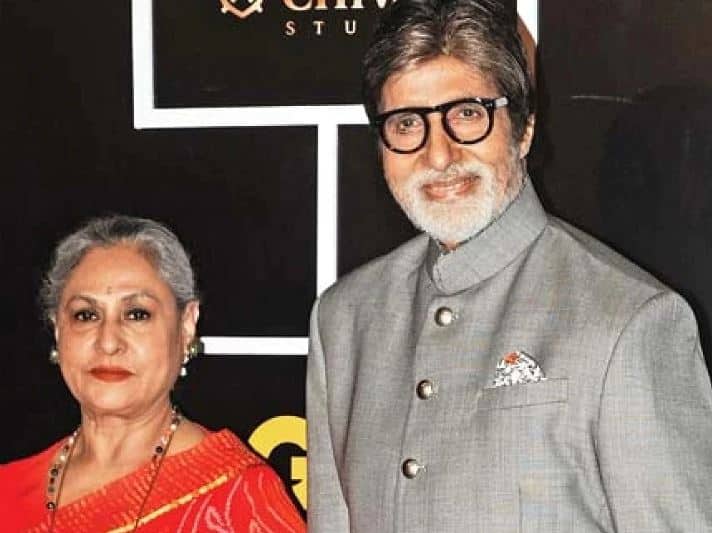 मीडिया रिपोर्ट्स के मुताबिक, जया ने कहा कि रोटियां अभी बनी नहीं हैं इसलिए आप तब तक थोड़ा राइस ले सकते हैं लेकिन बिग बी नहीं माने और जया को डांट दिया. बिग बी का ये व्यवहार देखकर जया वहां से चली गईं और रोटियां आने के बाद अमिताभ अपना खाना पूरा खाकर ही उठे.